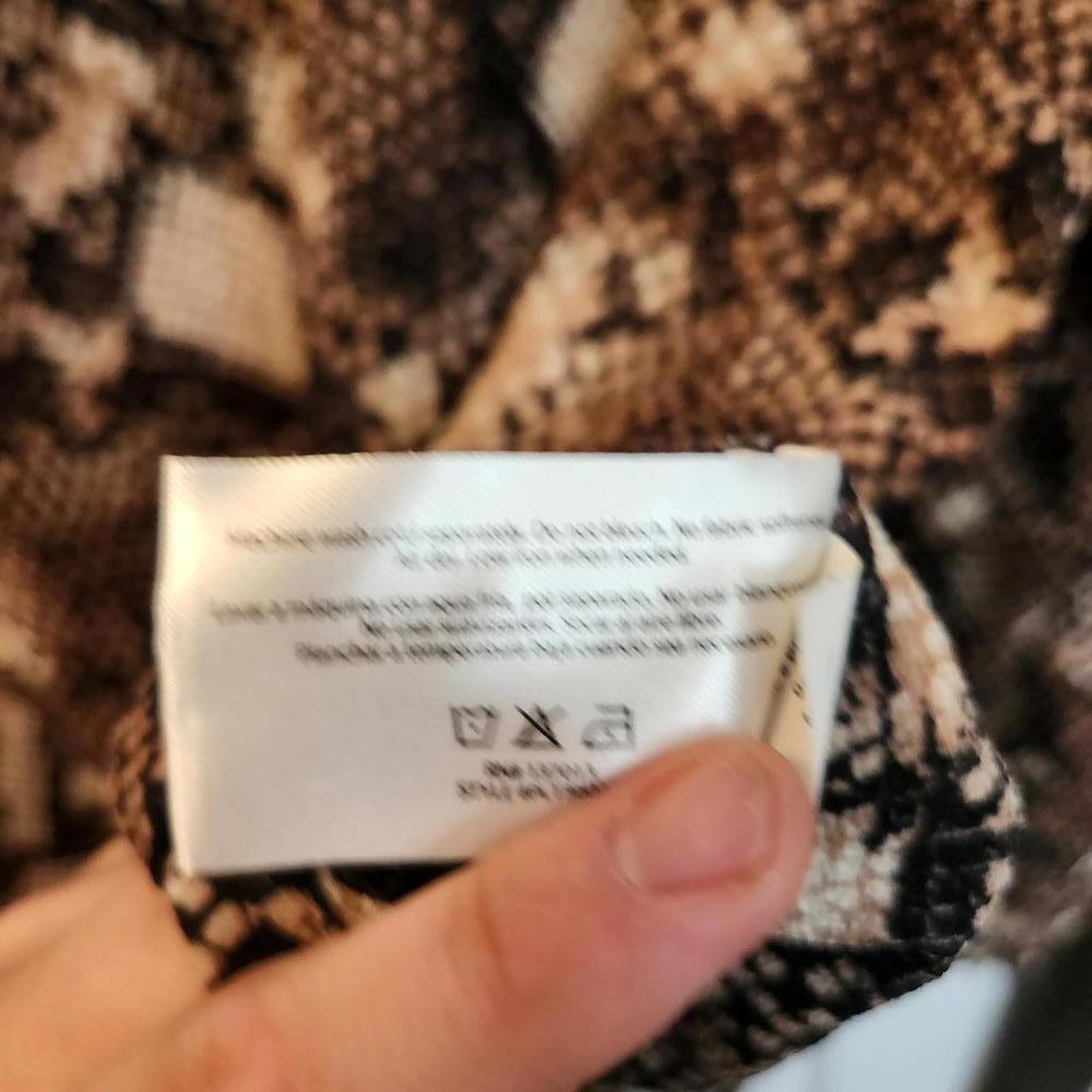 Peace & Pearls Women's Snakeskin Print Blouse - Size Medium - Picture 6 of 9